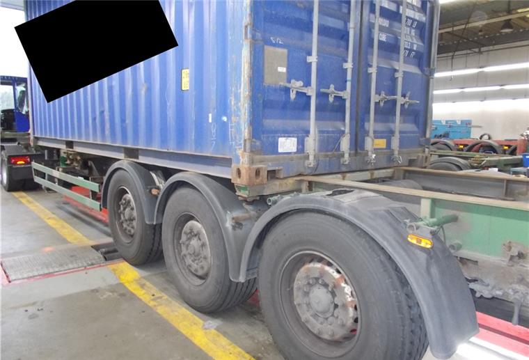 Loxstedt: Sattelzug wegen Mängeln stillgelegt Die Achsaufhängung des Sattelzuges war so ausgeschlagen, dass der Fahrer den geladenen Container umladen musste.