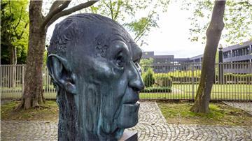 Die Adenauer-Büste steht vor dem ehemaligen Kanzleramt.