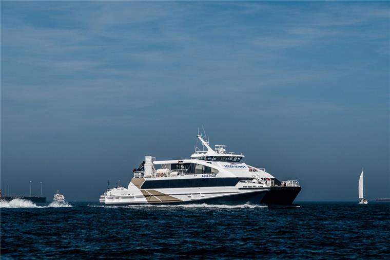 Die "Adler Cat" fährt in diesem Jahr noch bis Ende Oktober die Strecke Cuxhaven - Sylt.