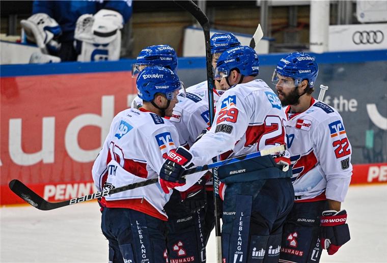 DEL: Mannheim führt die Südgruppe an Die Adler Mannheim jubeln mal wieder. Sie führen die Tabelle der Süd-Gruppe in der DEL souverän an.