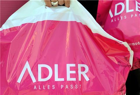 Eine Tüte vom Modehaus Adler