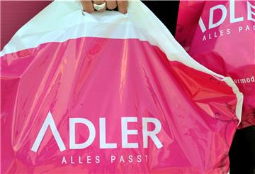 Eine Tüte vom Modehaus Adler