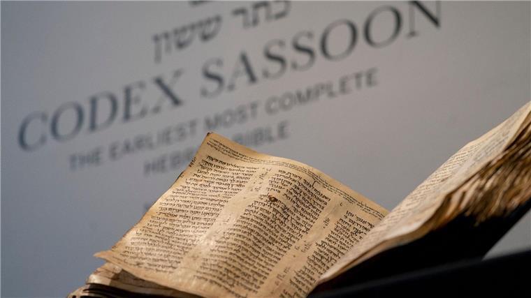 Die älteste bekannte fast vollständige hebräische Bibel wird künftig in Tel Aviv ausgestellt.