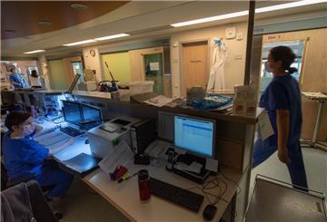 Krankenschwestern arbeiten auf einer Station in der Asklepios Klinik, in der unter anderem positiv getestete Corona-Patienten in isolierten Intensivbett-Zimmern versorgt werden. 