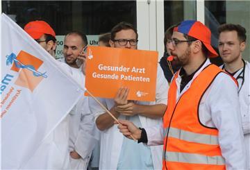 Die Ärztevertretung fordert bessere Arbeitsbedingungen und mehr Gehalt für ihre Mitgliederund hat für den heutigen Donnerstag zu einem eintägigen Warnstreik aufgerufen.