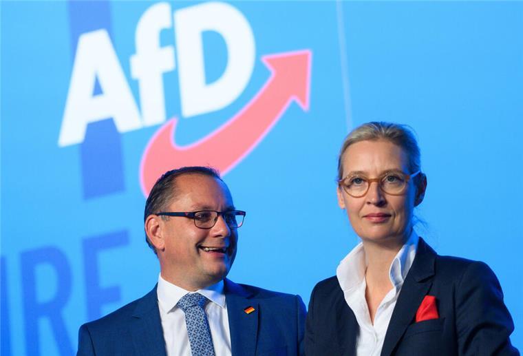 AfD sieht EU als „gescheitertes Projekt“ und will Neugründung Tino Chrupalla (l), AfD-Bundesvorsitzender und Vorsitzender der AfD-Bundestagsfraktion und Alice Weidel, AfD-Bundesvorsitzende und Fraktionsvorsitzende der AfD-Bundestragsfraktion sprechen auf der Bühne der AfD Europawahlversammlung miteienander.