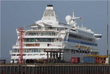 Ein Schiff liegt an der Kaje