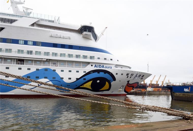 Die "AIDAaura" liegt in Bremerhaven.