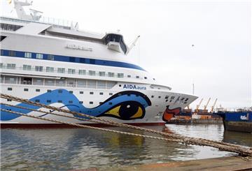 Die "AIDAaura" liegt in Bremerhaven.