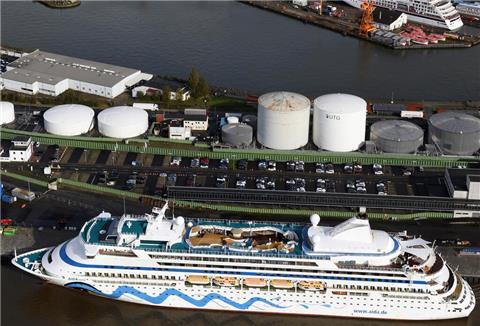 Die Aidaaura liegt im Hafen von Bremerhaven.