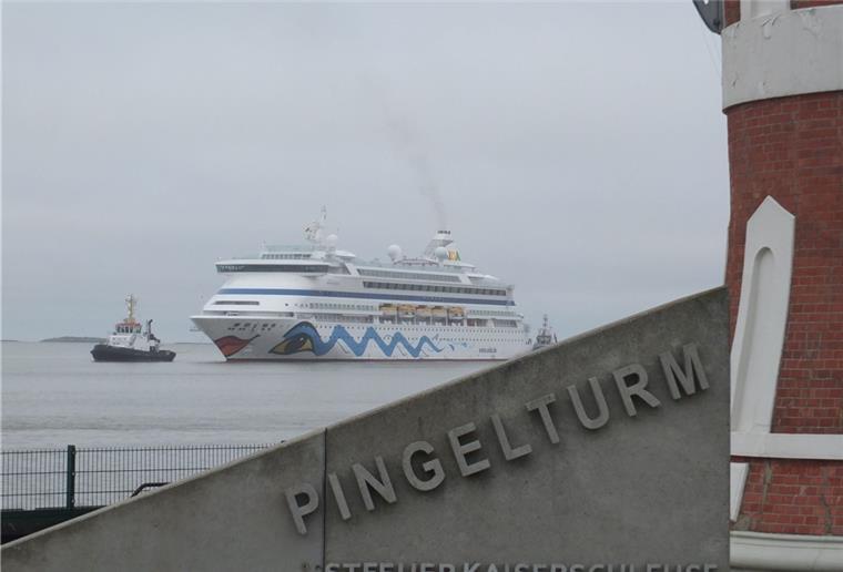 Willkommen in Bremerhaven, „Aidaaura“ Die „Aidaaura“ schleust ein.
