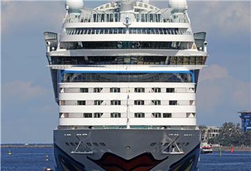 Die „Aidablu“ der Reederei Aida Cruises läuft in den Seehafen Rostock ein.