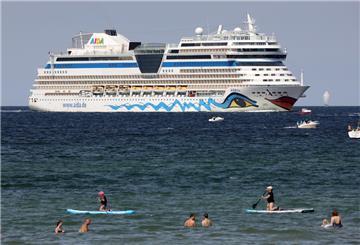 ARCHIV - 18.07.2020, Mecklenburg-Vorpommern, Rostock: Die AIDAblu der Reederei Aida Cruises kommt ohne Passagiere im Ostseebad Warnemünde an. (zu dpa "Erstes Aida-Kreuzfahrtschiff wieder auf Tour - Italien-Rundreise ") Foto: Bernd Wüstneck/dpa-Zentralbild/dpa +++ dpa-Bildfunk +++