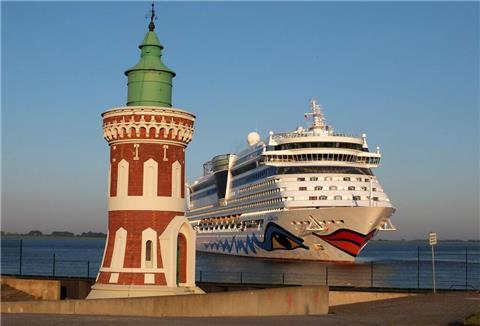 Die „AIDAdiva“ - hier beim Einlaufen in die Kaiserschleuse in Bremerhaven - war das erste Schiff der Sphinx-Klasse. Der Kreuzliner soll als erstes von drei Schiffen der Klasse modernisiert werden.