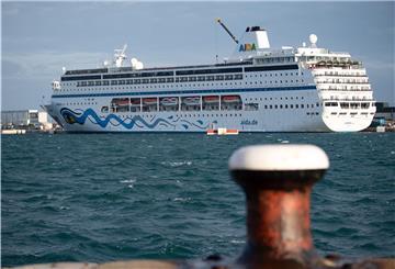 Das Kreuzfahrtschiff «Aida Mira» liegt vor der Überführungsfahrt nach Südafrika im Hafen von Palma de Mallorca.