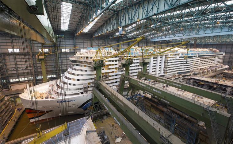 Die AIDAnova wird auf der Papenburger Meyer Werft das Baudock verlassen.

