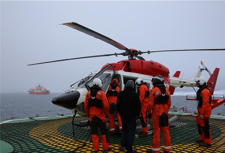 Mosaic-Expedition: Fünfter Fahrtabschnitt eingeläutet Die „Akademik Tryoshnikov“ erreicht die „Polarstern“. Expeditionsleiter Markus Rex und Kollegen Matt Shupe und Thomas Wunderlich besprechen den Austausch zwischen der „Polarstern“ und der „Akademik Tryoshnikov“.