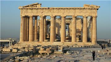 Die Akropolis mit dem Parthenon auf einem Felsen oberhalb von Athen.