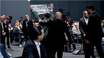 Die Aktivisten wurden bei der Vollversammlung aus dem Saal gebracht.