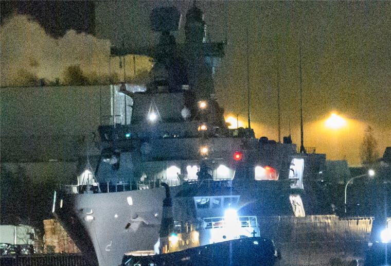 Die „Al Qahhar“ nach dem Ablegen im Fischereihafen. In der Dunkelheit war sie mit dem Auge kaum auszumachen - moderne Kameratechnik machte dieses Bild gleichwohl möglich.