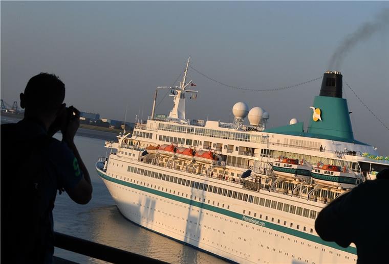Die „Albatros“ kommt als Unterkunft für Flüchtlinge ins Spiel Schiff legt ab, Menschen fotografieren, es dampft aus dem Schornstein.