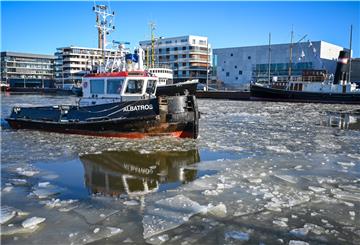 Die „Albatros“ macht den Weg frei im Neuen Hafen.