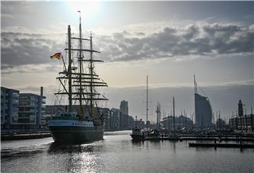 Die „Alexander von Humboldt II“ auf dem Weg zu ihrem Liegeplatz im Bremerhavener Hafen.