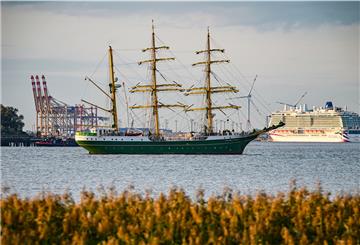 Die „Alexander von Humboldt II“ ist am Freitagmorgen in Bremerhaven eingelaufen. Hier liegt die Bark vor Blexen auf Reede.