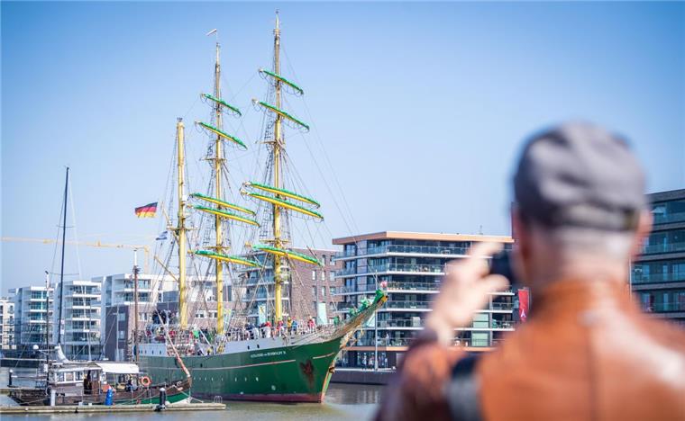 Bremerhaven: Die "Alexander von Humboldt II" ist wieder zuhause Die "Alexander von Humboldt II" läuft in den Neuen Hafen ein