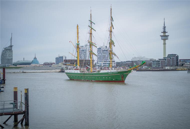 Mit besonderer Crew an Bord: Die „Alex“ ist zurück in Bremerhaven Die Alexander von Humboldt II läuft nach ihrem sieben monatigen Törn in den Heimathafen Bremerhaven ein und passiert dabei Mole und Fischereihafenschleuse. Schaulustige begrüßen Schiff und Besatzung bei ihrer Rückkehr am Ostermontag 2023.