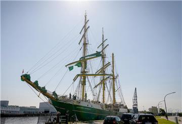 Alexander von Humboldt II touchiert Schwimmkran beim Auslaufen
