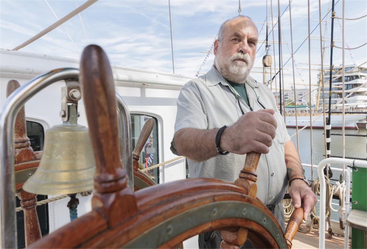 Bremerhaven: Mit dem Anheuern einen Kindheitstraum erfüllt Ein Kapitän am Ruder des Segelschiffes "Alexander von Humboldt II".