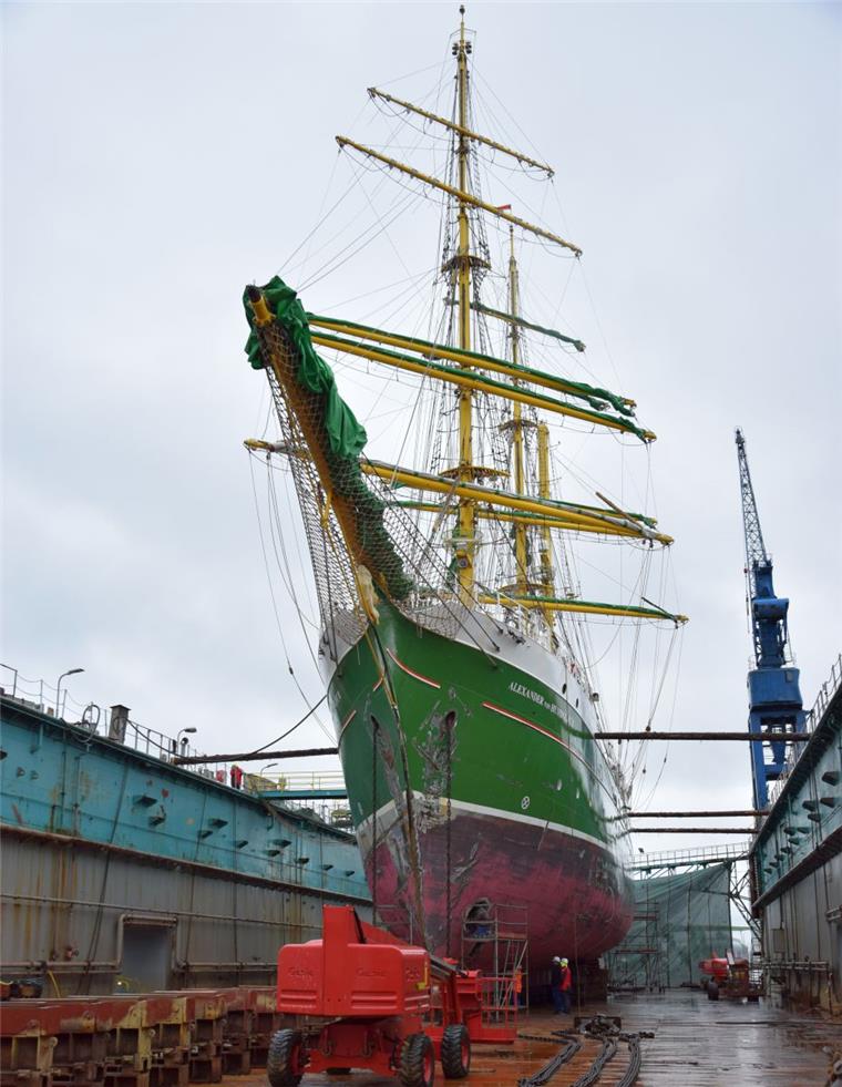 "Alex II" wartet auf neuen Unterwasseranstrich "Alexander von Humboldt II"