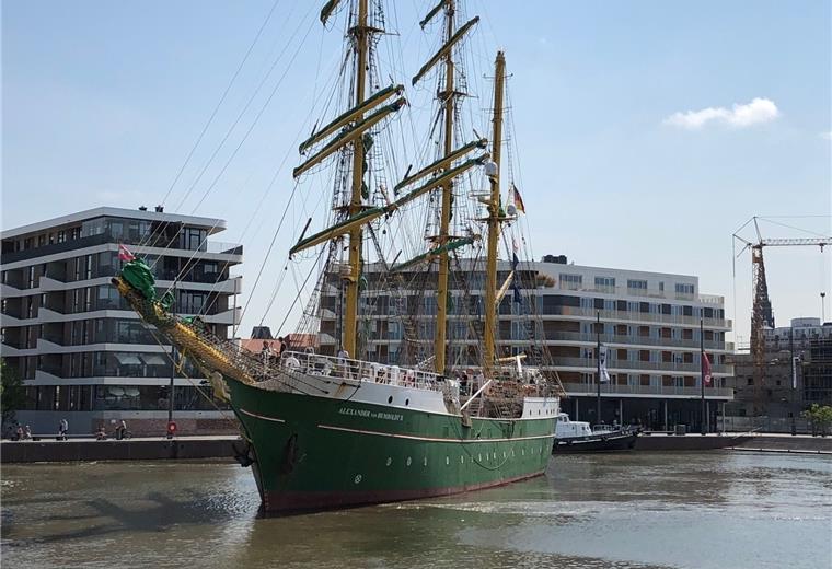 „Grüne Lady“: Ende der Zwangspause Die "Alexander von Humboldt II" verlässt nach der Corona-Zwangspause ihren Heimathafen. Ziel: Travemünde.