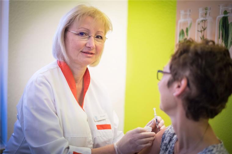 Die Allgemeinmedizinerin Dr. Birgit Lorenz impft eine Patientin gegen Grippe. 