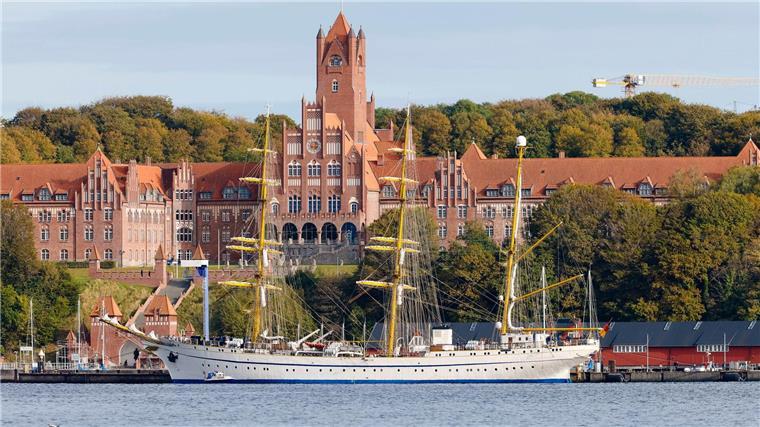 Die „Alma Mater“ für die Offiziere der Deutschen Marine soll trotz Umstrukturierung der Ausbildung die Marineschule in Mürwik bleiben.