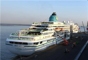 ARCHIV - 25.07.2018, Bremen, Bremerhaven: Das Kreuzfahrtschiff MS Amadea macht am Columbus-Kai fest. 