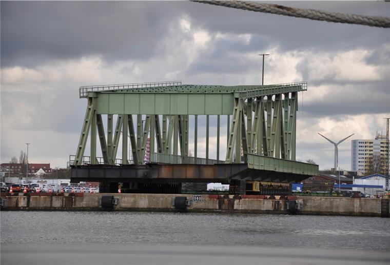Die alte Drehbrücke liegt derzeit auf der ABC-Halbinsel.