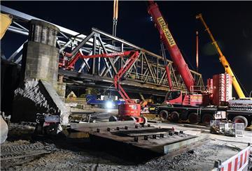 Erfolgreiche Demontage am Freitagabend. Die alte Eisenbahnbrücke an der Cherbourger Straße wird von den Autokranen langsam abgesetzt. Foto Scheer