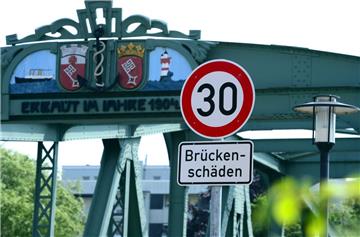 Die Alte Geestebrücke bleibt noch länger gesperrt.