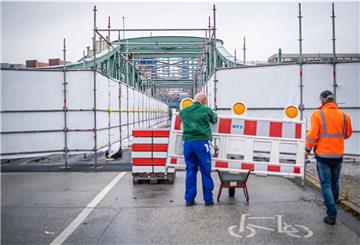 Die Alte Geestebrücke wird für Sanierungsarbeiten gesperrt. Die Busse werden umgeleitet.
