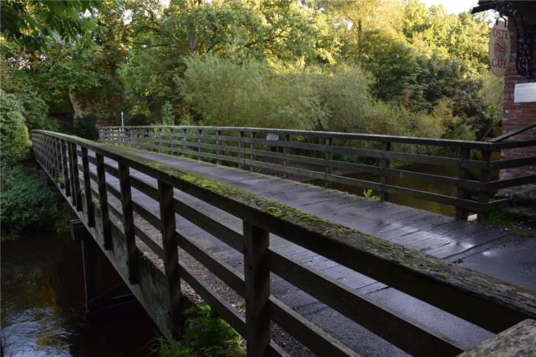 Eitzte: Neue Oste-Brücke soll in einem Jahr fertig sein Die alte Holzbrücke über die Oste bei Eitzmühlen muss wegen Baufälligkeit einem Neubau weichen. Die Konstruktion aus Holz und Stahl soll in einem Jahr stehen.