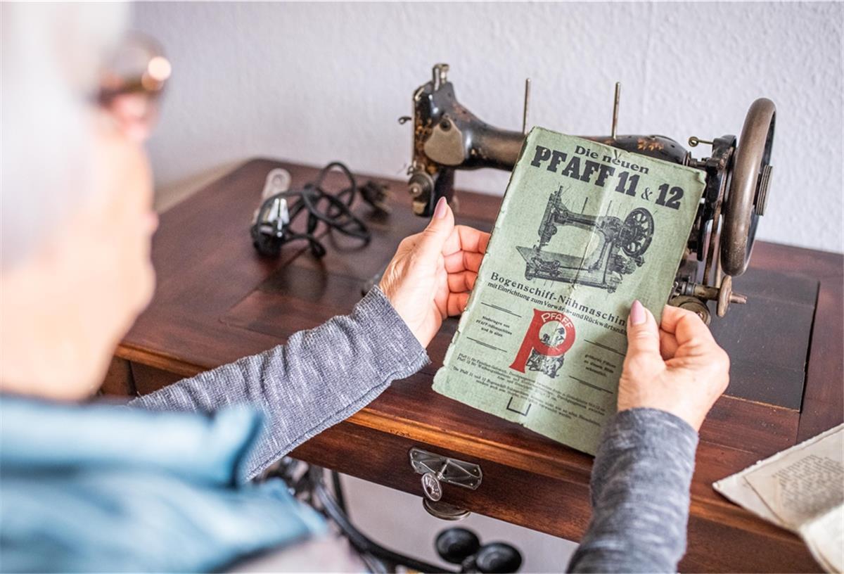 Kostbarkeit erzählt das Leben einer Bremerhavenerin Die alte Pfaff Nr.11 von ihrer Oma Anna Stemmermann ist ein Herzensstück von Traute Bresser. Jahrzehntelang verstaubte die modernste Nähmaschine ihrer Zeit - um 1914 gebaut - im Keller ihrer Mutter, erst vor vier Jahren kam das Erbstück wieder in ihre Hände. Und die Seniorin macht noch verblüffende Funde in der alten Holzlade.