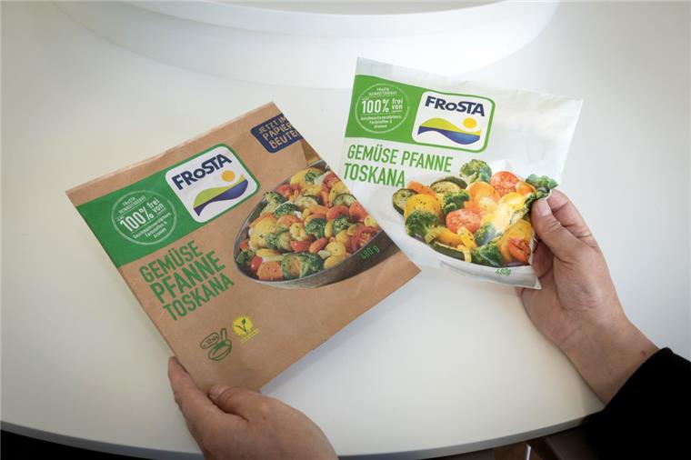 Die alte (rechts) und die neue Beutelverpackung. Ab Anfang 2020 soll sukzessive die braune Papiertüte den weißen Plastikbeutel ersetzen.