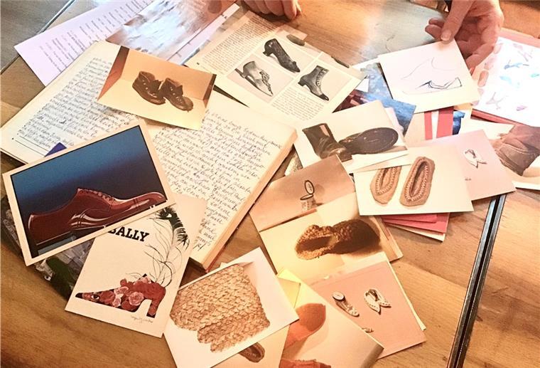 Alte Schuh-Kladde wird zur Spurensuche in ein fremdes Leben Die alte Tagebuch-Kladde einer unbekannten Schuhsammlerin, notiert in tintenblauer Sütterlinschrift, ist Andrea Türks „Schatz“, daraus hat die Songwriterin sogar ein eigenes, philosophisches Lied gemacht.