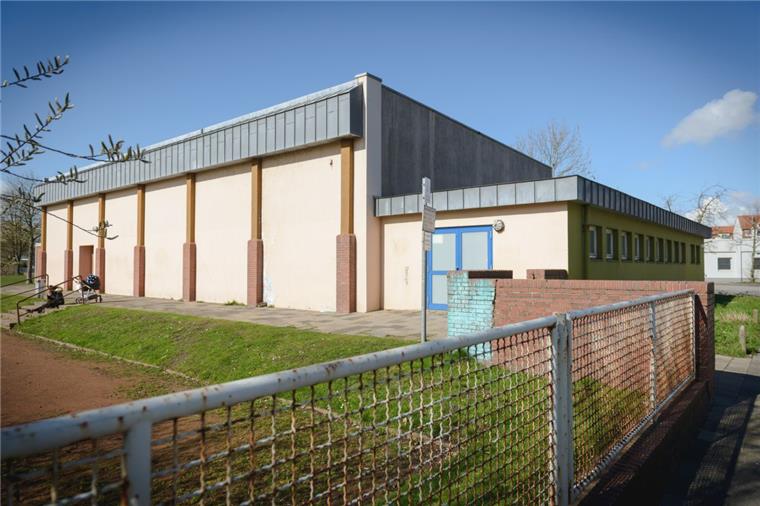 Die alte Turnhalle der Oberschule Geestemünde an der Flensburger Straße ist seit einem Jahr für Schüler, Vereine, Sportgruppen gesperrt. Trotz Teilsanierung im Sommer ist sie aktuell immer noch zu hoch belastet von Schimmelpilz-Sporen und bleibt daher dauerhaft geschlossen. Foto Schimanke
