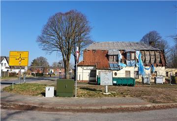 Die Alte Waage (Vordergrund) und das "Landhaus Brummerloh" (hinten links) sind vielen Geestensethern seit Jahren ein Dorn im Auge. Die Gemeinde will nun Bewegung in die Problematik bringen.