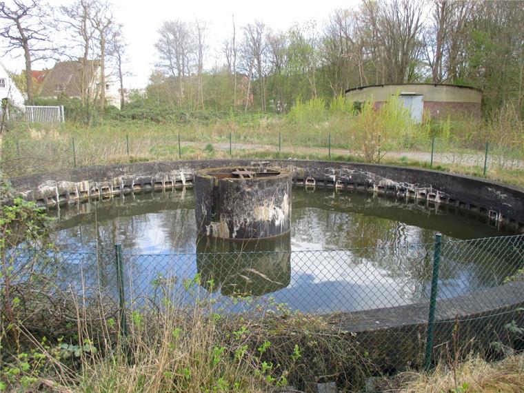 So steht's um den Hospiz-Bau in Bremerhaven Die alten Becken des Pumpwerks sollen im Herbst abgerissen werden. Derzeit ist der große Auftrag ausgeschrieben. Auf dem Grundstück am Jägerhof in Bremerhaven will Investor Rolf Specht ab 2020 ein Hospiz errichten.
