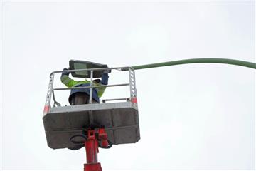 Die alten stromfressenden Straßenlampen werden in Bremerhaven durch LED-Technik ersetzt.