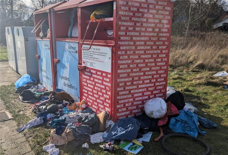 Überall illegaler Müll: Altkleidercontainer in Stotel werden abgebaut Die Altkleidercontainer in der Kuckuckstraße in Stotel werden aufgrund missbräuchlicher Nutzung entfernt.